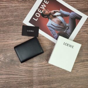 【AT1844】LOEWE 三つ折り財布は、折りたたみ式のファッション財布で、レディース用です。