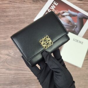 【AT1844】LOEWE 三つ折り財布は、折りたたみ式のファッション財布で、レディース用です。