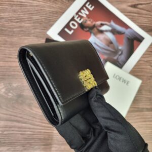 【AT1844】LOEWE 三つ折り財布は、折りたたみ式のファッション財布で、レディース用です。