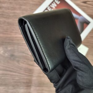 【AT1844】LOEWE 三つ折り財布は、折りたたみ式のファッション財布で、レディース用です。