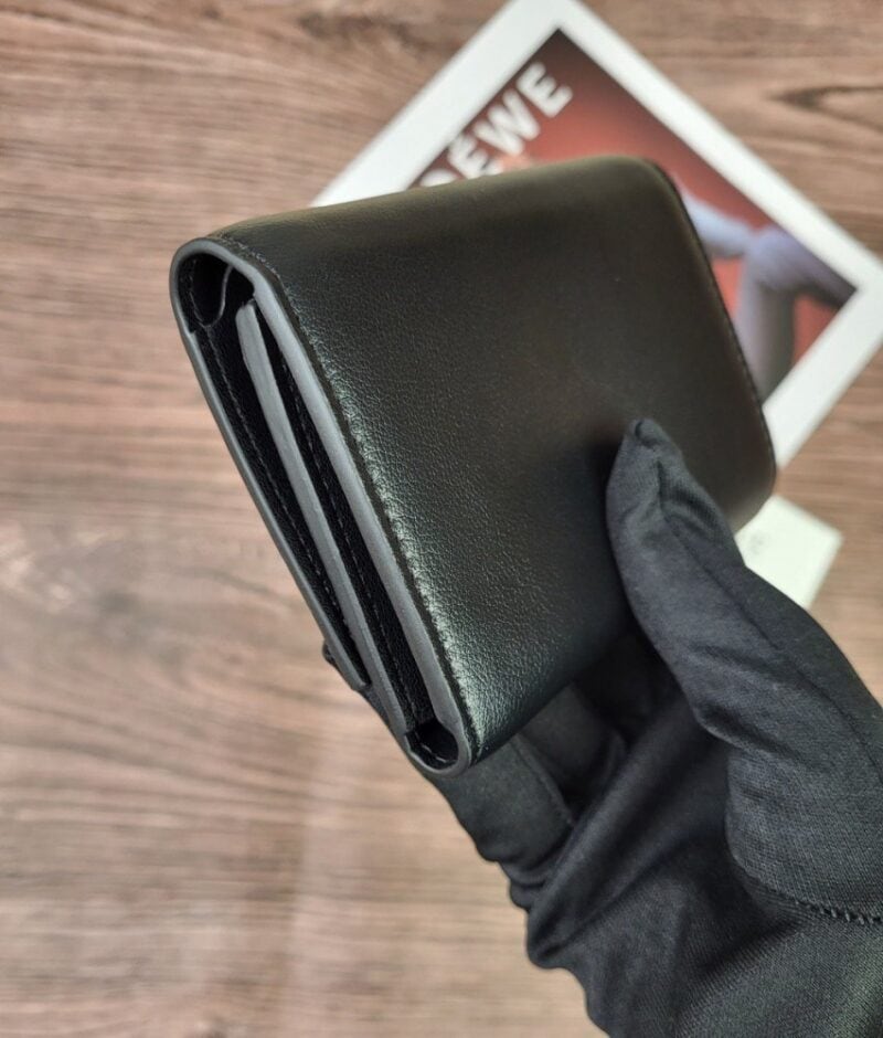 【AT1844】LOEWE 三つ折り財布は、折りたたみ式のファッション財布で、レディース用です。