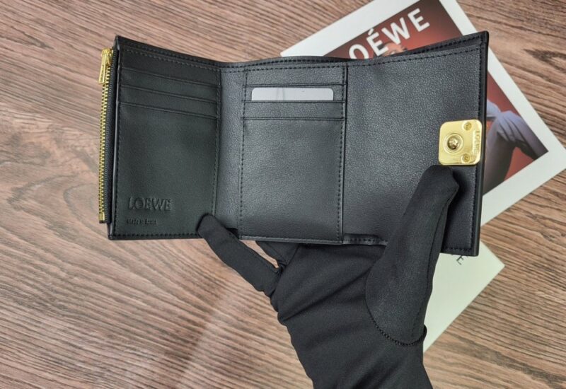 【AT1844】LOEWE 三つ折り財布は、折りたたみ式のファッション財布で、レディース用です。