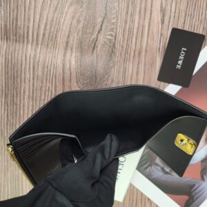 【AT1844】LOEWE 三つ折り財布は、折りたたみ式のファッション財布で、レディース用です。