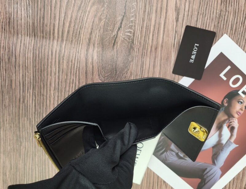 【AT1844】LOEWE 三つ折り財布は、折りたたみ式のファッション財布で、レディース用です。
