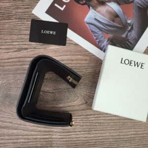 【AT1844】LOEWE 三つ折り財布は、折りたたみ式のファッション財布で、レディース用です。