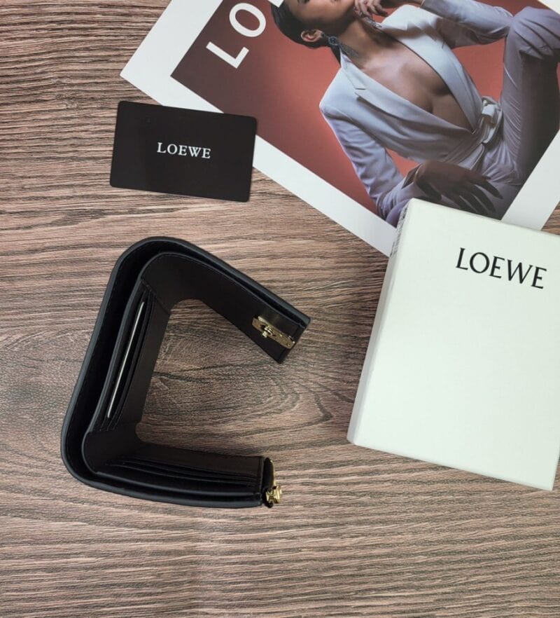 【AT1844】LOEWE 三つ折り財布は、折りたたみ式のファッション財布で、レディース用です。