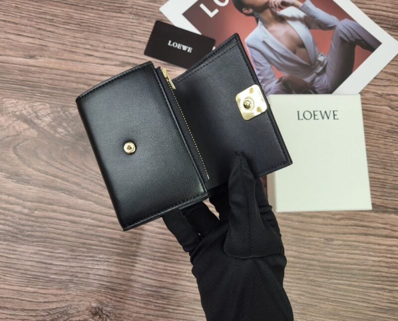 【AT1844】LOEWE 三つ折り財布は、折りたたみ式のファッション財布で、レディース用です。
