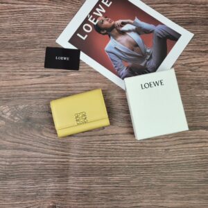 【AT1845】LOEWEの三つ折り財布は、ファッションアイテムとしても素敵なレディース財布です。