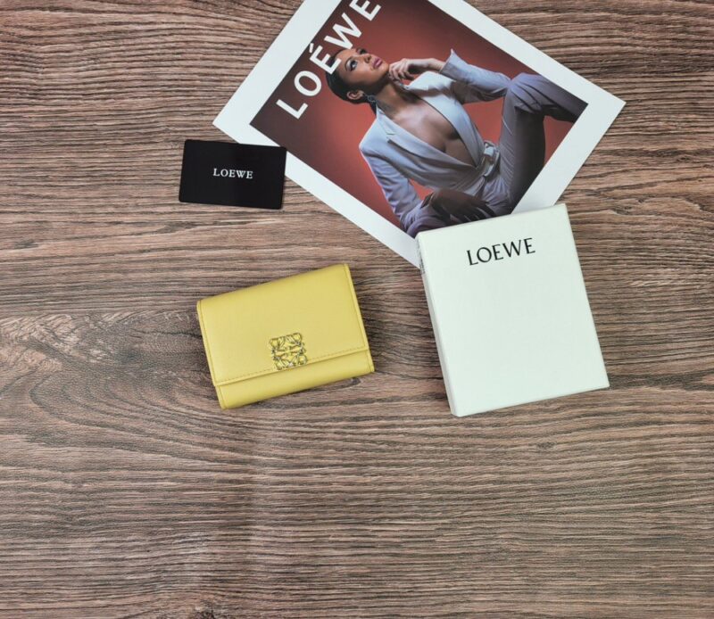 【AT1845】LOEWEの三つ折り財布は、ファッションアイテムとしても素敵なレディース財布です。