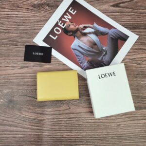 【AT1845】LOEWEの三つ折り財布は、ファッションアイテムとしても素敵なレディース財布です。