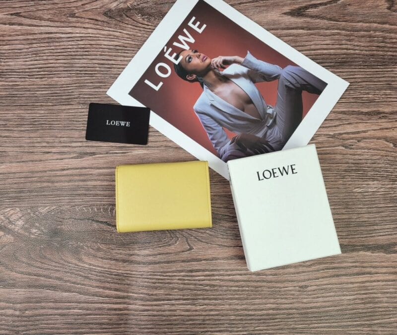 【AT1845】LOEWEの三つ折り財布は、ファッションアイテムとしても素敵なレディース財布です。