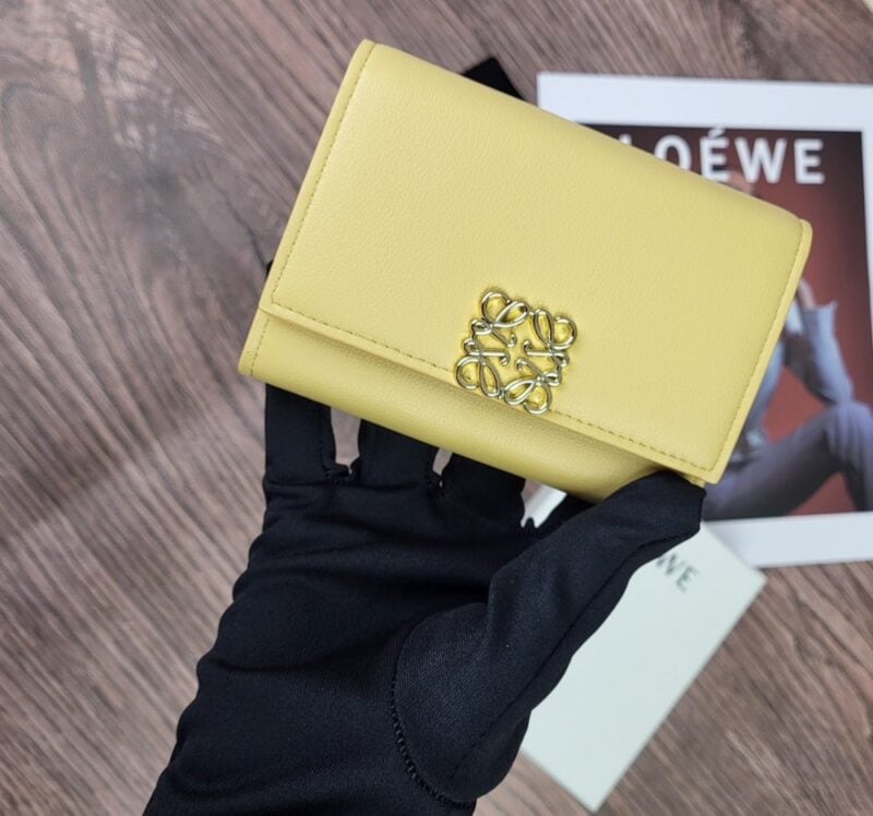 【AT1845】LOEWEの三つ折り財布は、ファッションアイテムとしても素敵なレディース財布です。