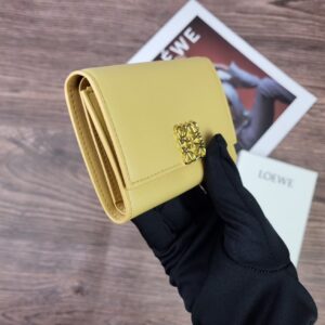 【AT1845】LOEWEの三つ折り財布は、ファッションアイテムとしても素敵なレディース財布です。
