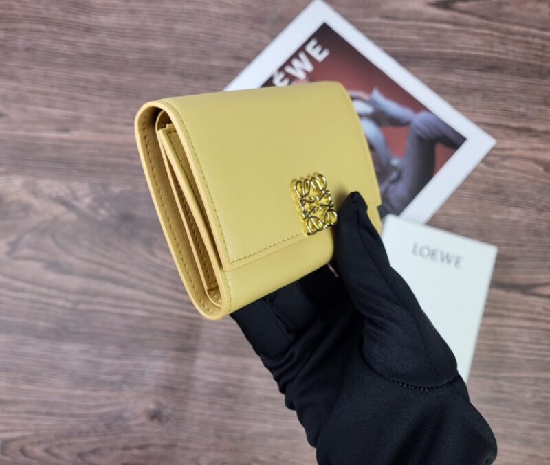 【AT1845】LOEWEの三つ折り財布は、ファッションアイテムとしても素敵なレディース財布です。