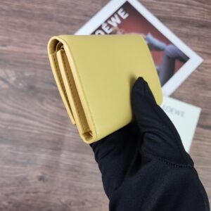 【AT1845】LOEWEの三つ折り財布は、ファッションアイテムとしても素敵なレディース財布です。