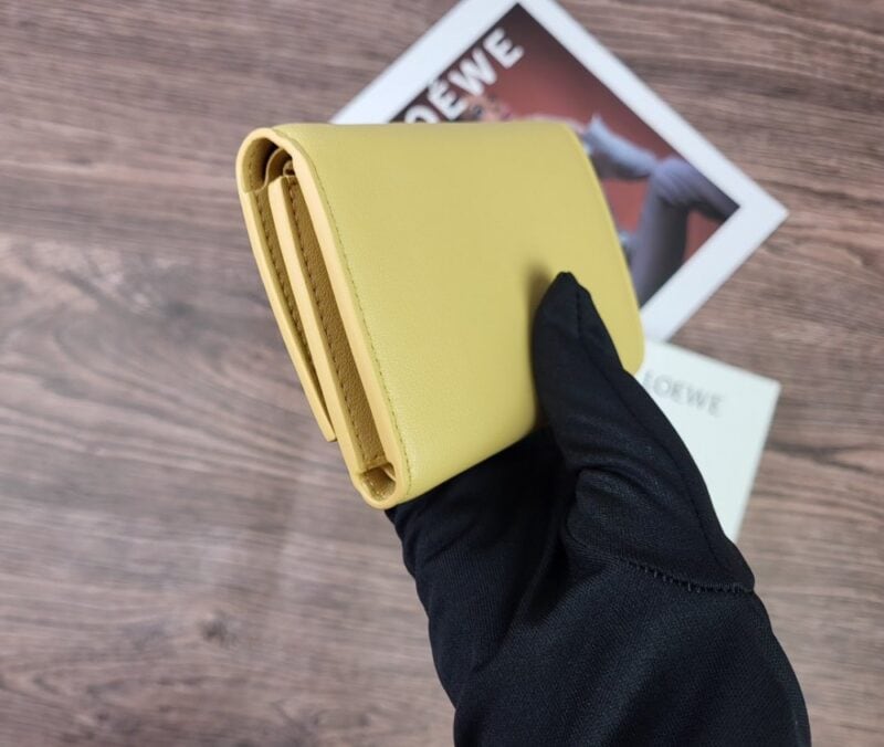 【AT1845】LOEWEの三つ折り財布は、ファッションアイテムとしても素敵なレディース財布です。