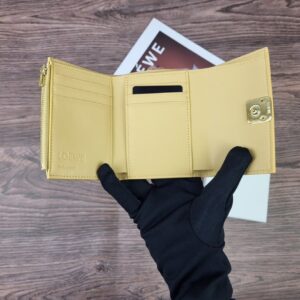 【AT1845】LOEWEの三つ折り財布は、ファッションアイテムとしても素敵なレディース財布です。