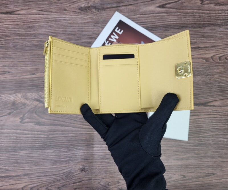 【AT1845】LOEWEの三つ折り財布は、ファッションアイテムとしても素敵なレディース財布です。