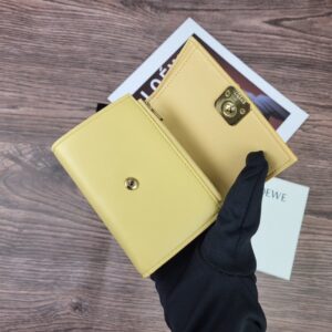 【AT1845】LOEWEの三つ折り財布は、ファッションアイテムとしても素敵なレディース財布です。