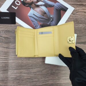 【AT1845】LOEWEの三つ折り財布は、ファッションアイテムとしても素敵なレディース財布です。