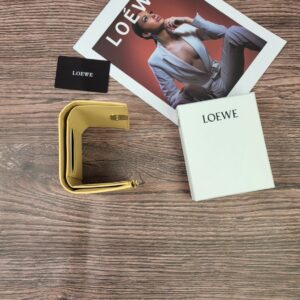 【AT1845】LOEWEの三つ折り財布は、ファッションアイテムとしても素敵なレディース財布です。