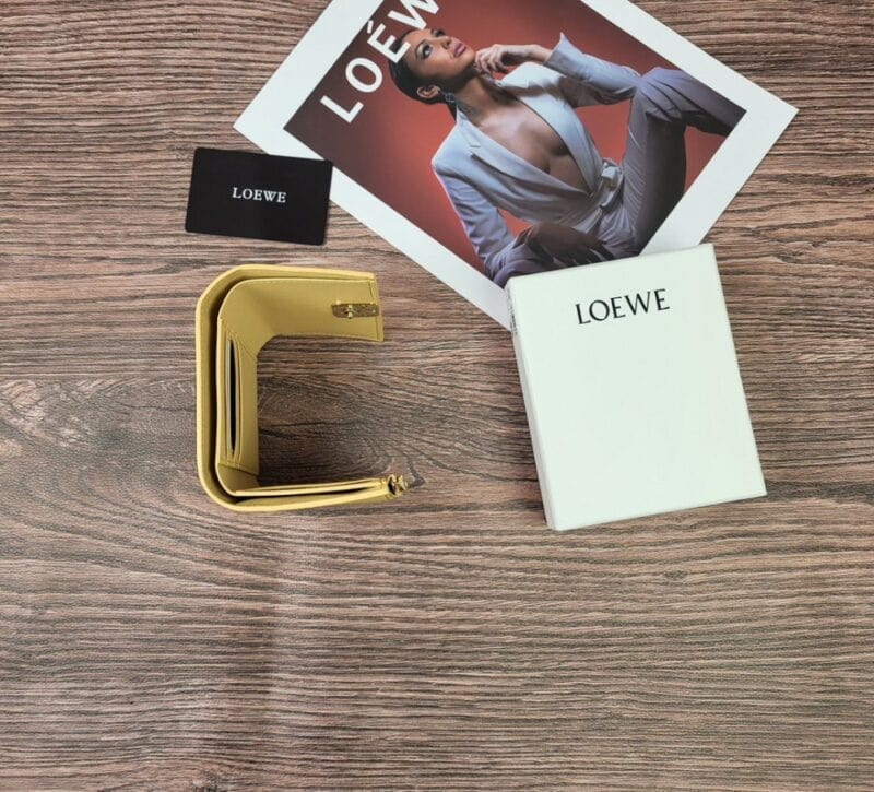 【AT1845】LOEWEの三つ折り財布は、ファッションアイテムとしても素敵なレディース財布です。