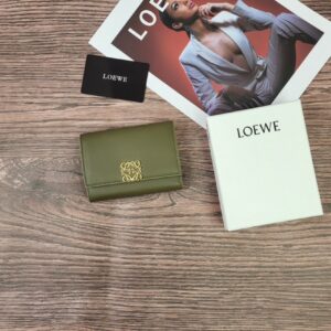 【AT1846】LOEWEの三つ折り財布は、ファッション財布として販売されているレディース向けの折り財布です。