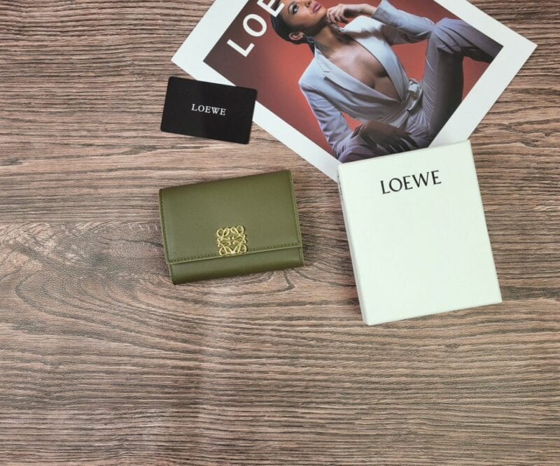 【AT1846】LOEWEの三つ折り財布は、ファッション財布として販売されているレディース向けの折り財布です。