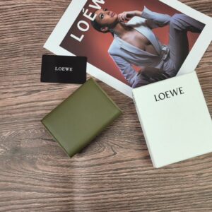【AT1846】LOEWEの三つ折り財布は、ファッション財布として販売されているレディース向けの折り財布です。