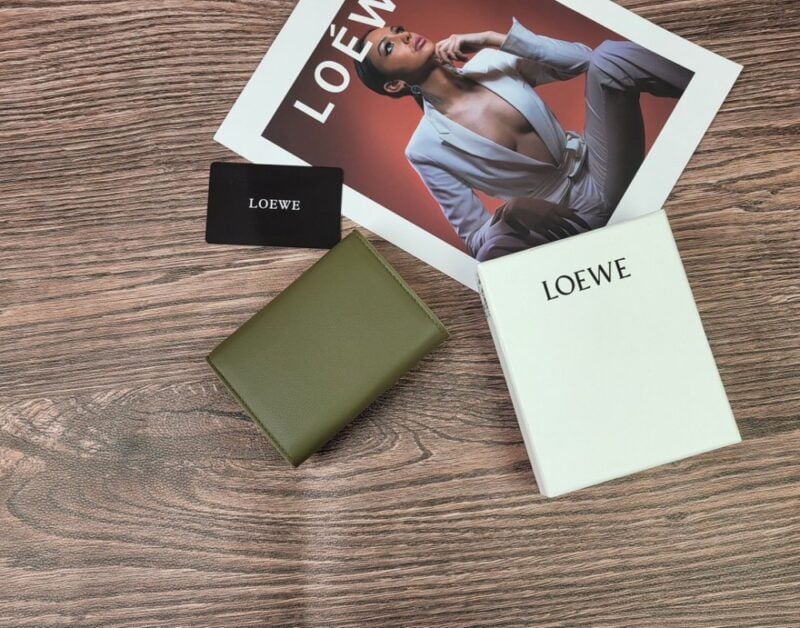 【AT1846】LOEWEの三つ折り財布は、ファッション財布として販売されているレディース向けの折り財布です。