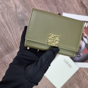 【AT1846】LOEWEの三つ折り財布は、ファッション財布として販売されているレディース向けの折り財布です。