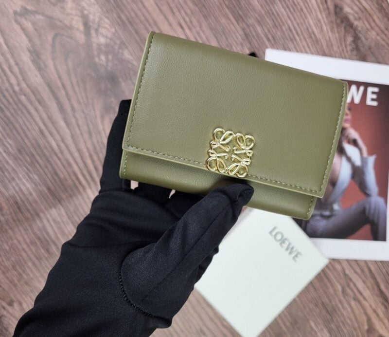 【AT1846】LOEWEの三つ折り財布は、ファッション財布として販売されているレディース向けの折り財布です。