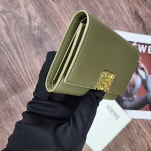 【AT1846】LOEWEの三つ折り財布は、ファッション財布として販売されているレディース向けの折り財布です。