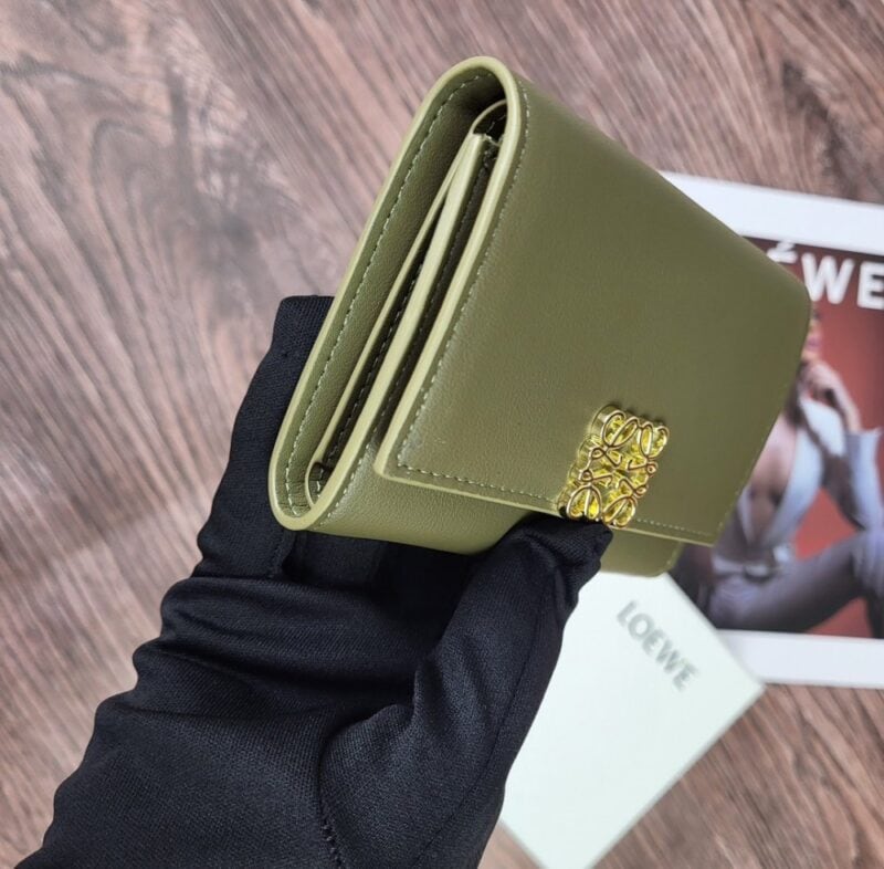 【AT1846】LOEWEの三つ折り財布は、ファッション財布として販売されているレディース向けの折り財布です。