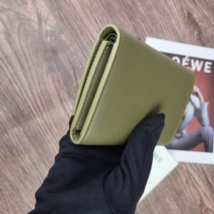 【AT1846】LOEWEの三つ折り財布は、ファッション財布として販売されているレディース向けの折り財布です。
