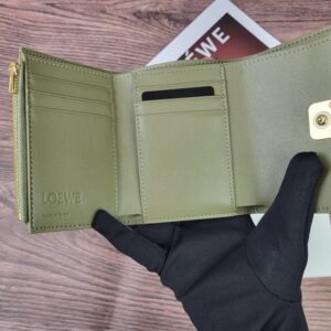 【AT1846】LOEWEの三つ折り財布は、ファッション財布として販売されているレディース向けの折り財布です。