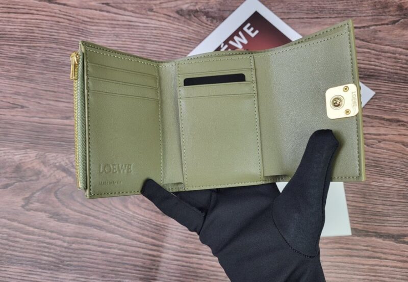 【AT1846】LOEWEの三つ折り財布は、ファッション財布として販売されているレディース向けの折り財布です。