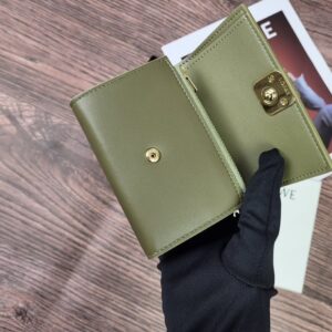【AT1846】LOEWEの三つ折り財布は、ファッション財布として販売されているレディース向けの折り財布です。