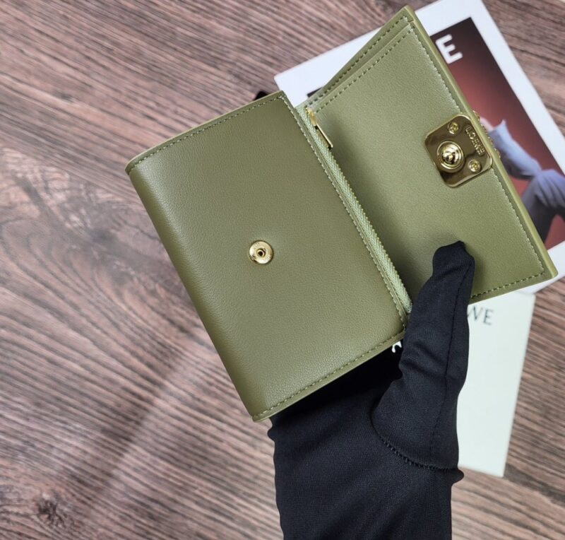 【AT1846】LOEWEの三つ折り財布は、ファッション財布として販売されているレディース向けの折り財布です。