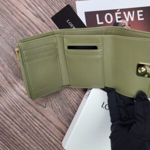 【AT1846】LOEWEの三つ折り財布は、ファッション財布として販売されているレディース向けの折り財布です。