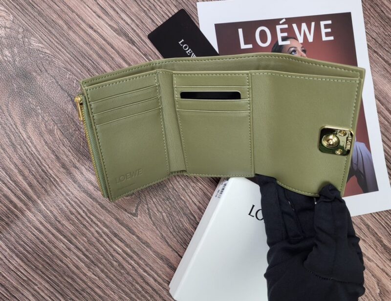 【AT1846】LOEWEの三つ折り財布は、ファッション財布として販売されているレディース向けの折り財布です。