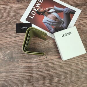 【AT1846】LOEWEの三つ折り財布は、ファッション財布として販売されているレディース向けの折り財布です。