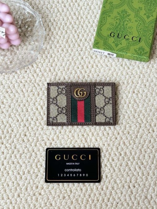 【AT1852】GUCCIの新しいカードケースは、Supremeの高級人工帆布を使用しており、特徴的な柄とストライプのテープで仕上げられています！