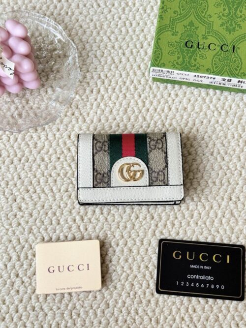 【AT1854】Gucci 折り畳み式カードケース、目を引く特徴的なダブルGメタルアクセサリーが付いています。 キャンバスと織りベルトを使用して、織り模様の外観を作り出しています。