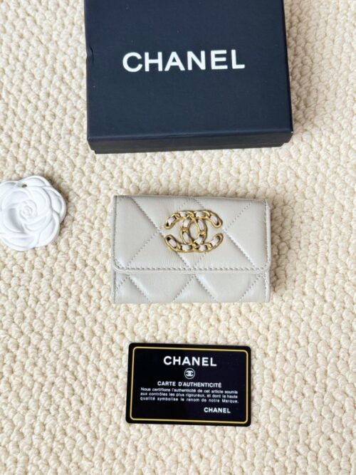 【AT1860】CHANELの新しいカードケースは、今年の新しいロゴと大きなダイヤ柄、小さな羊革、ヴィンテージ金具が組み合わされています。 このカードケースは非常に大きな容量を持ち、さらに2〜3枚のカードを収納することができます。とても実用的です！