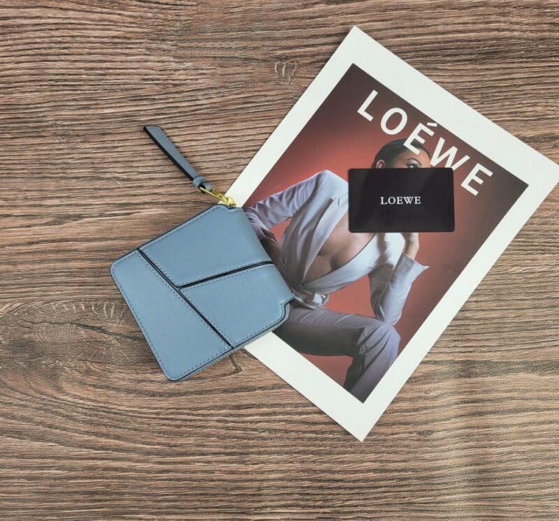 【AT1862】LOEWEロエベの二つ折り財布、ラウンドファスナー、アナグラム、スクエア
