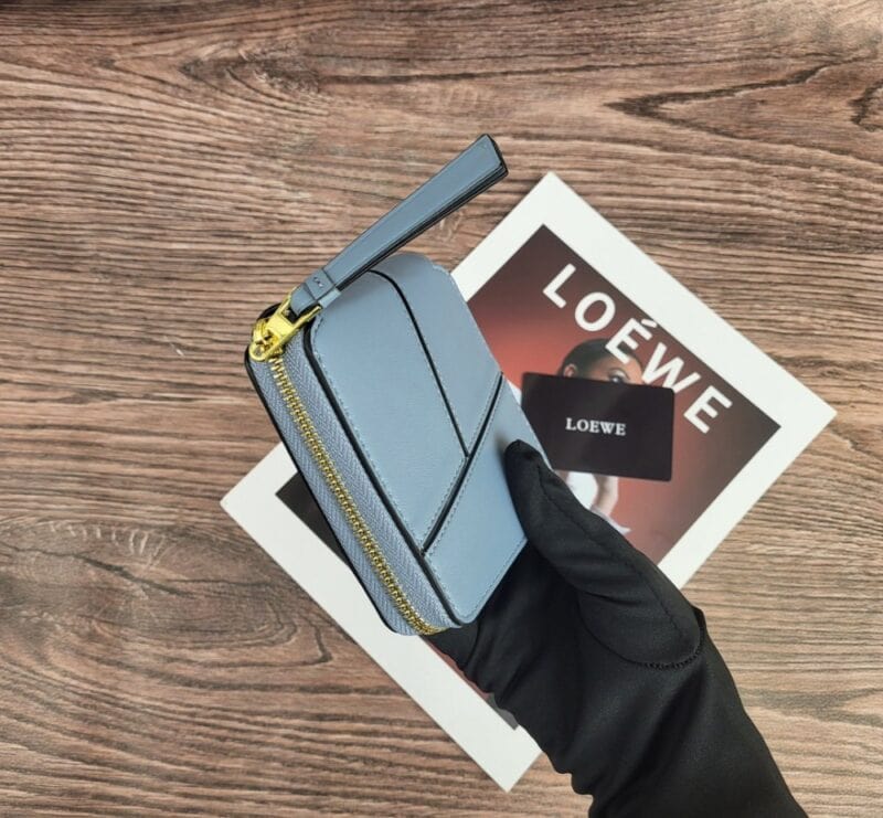 【AT1862】LOEWEロエベの二つ折り財布、ラウンドファスナー、アナグラム、スクエア