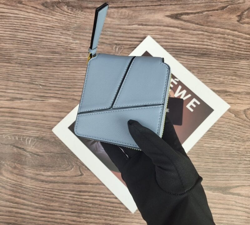 【AT1862】LOEWEロエベの二つ折り財布、ラウンドファスナー、アナグラム、スクエア