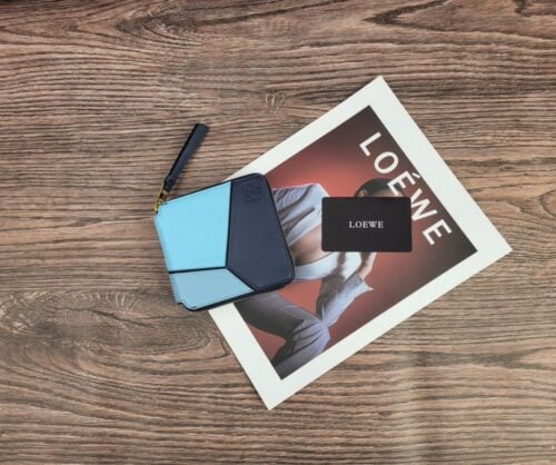 【AT1863】LOEWE（ロエベ）の二つ折り財布は、ラウンドファスナーとアナグラムのスクエアレザーが特徴的で、ディープブルーのカラーです。