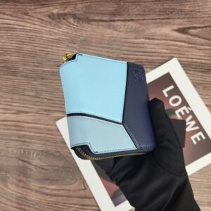 【AT1863】LOEWE（ロエベ）の二つ折り財布は、ラウンドファスナーとアナグラムのスクエアレザーが特徴的で、ディープブルーのカラーです。